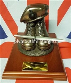 Royal Marine (RM) Presentation Boot & Beret with Dagger Mahoganay